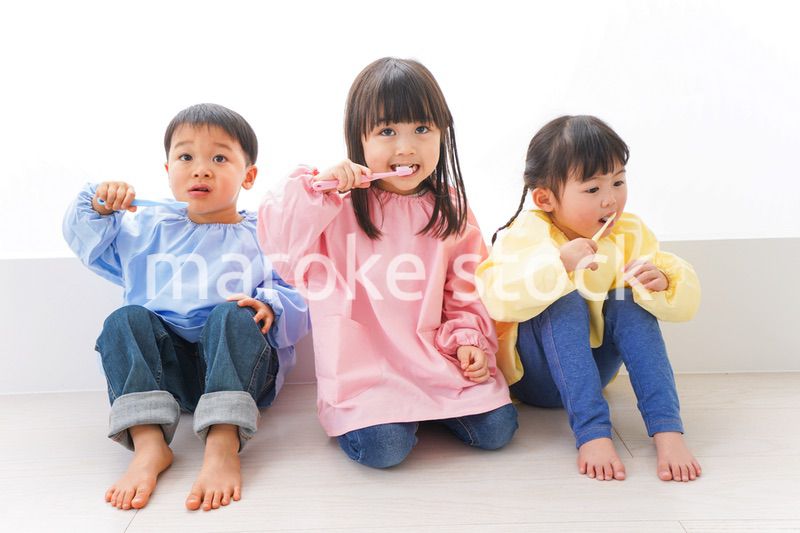 歯磨きをする子どもたち