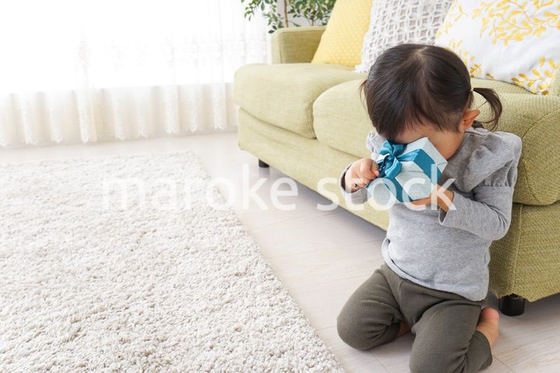 プレゼントを持つ子供