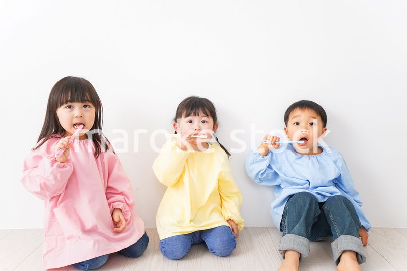 歯磨きをする子どもたち