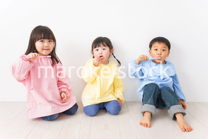 歯磨きをする子どもたち