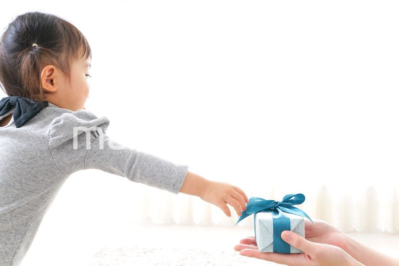 お母さんにプレゼントを渡す赤ちゃん