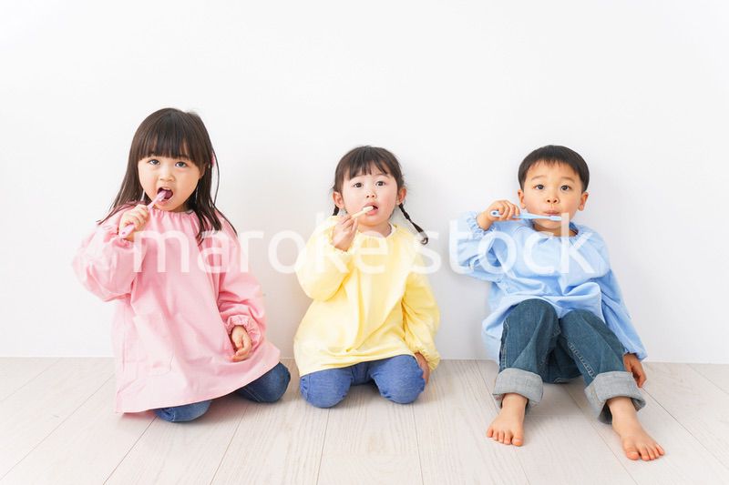 歯磨きをする子どもたち