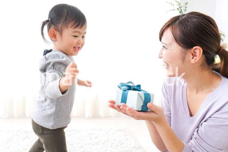 お母さんにプレゼントを渡す赤ちゃん