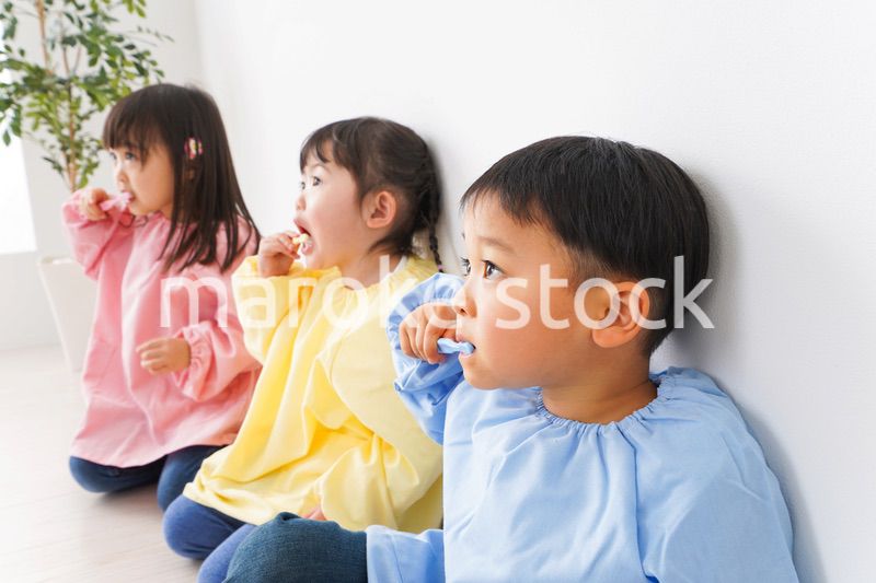 歯磨きをする子どもたち