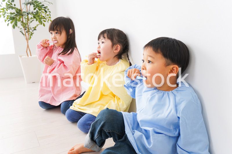 歯磨きをする子どもたち