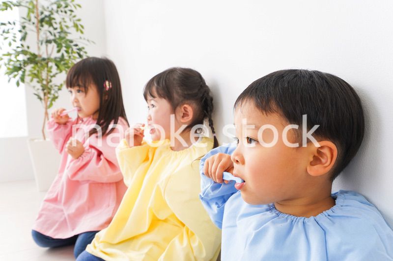 歯磨きをする子どもたち