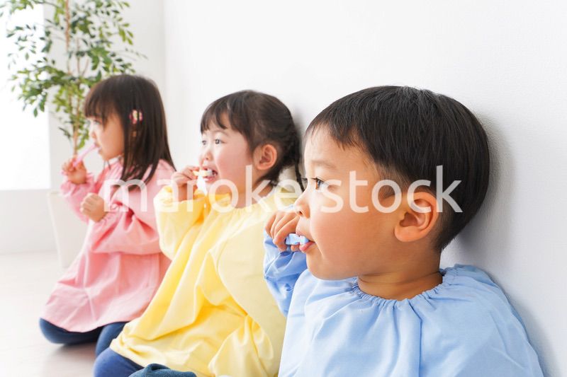 歯磨きをする子どもたち