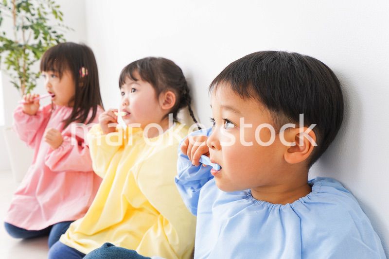 歯磨きをする子どもたち