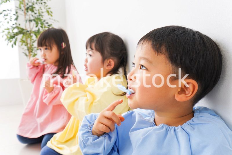 歯磨きをする子どもたち