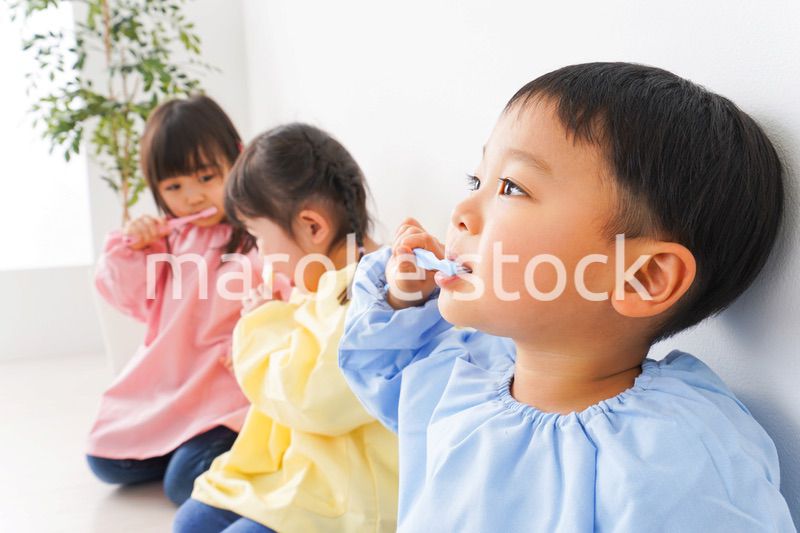 歯磨きをする子どもたち