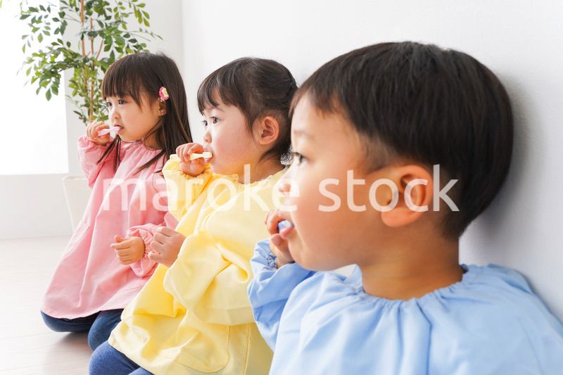 歯磨きをする子どもたち