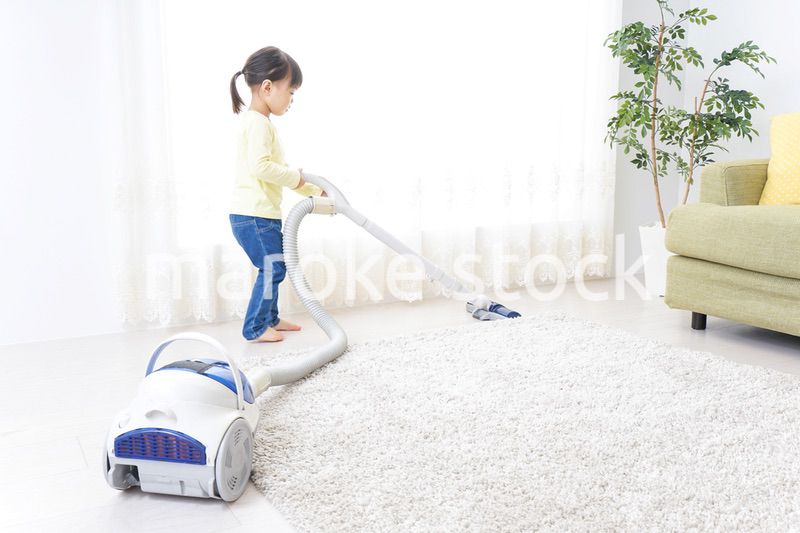 家事をする子供とお母さん