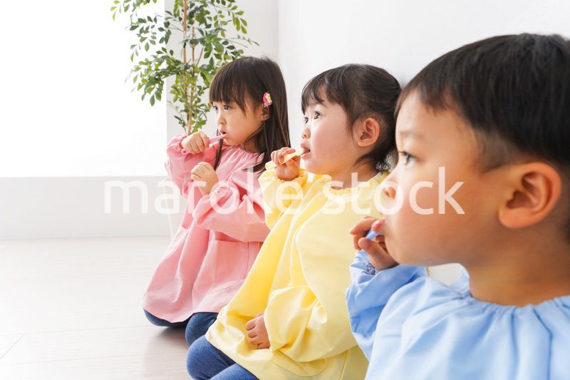 歯磨きをする子どもたち