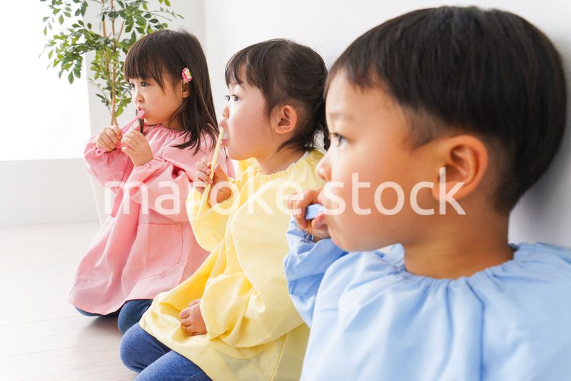 歯磨きをする子どもたち