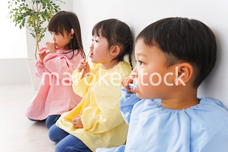歯磨きをする子どもたち