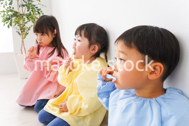 歯磨きをする子どもたち