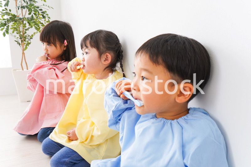 歯磨きをする子どもたち