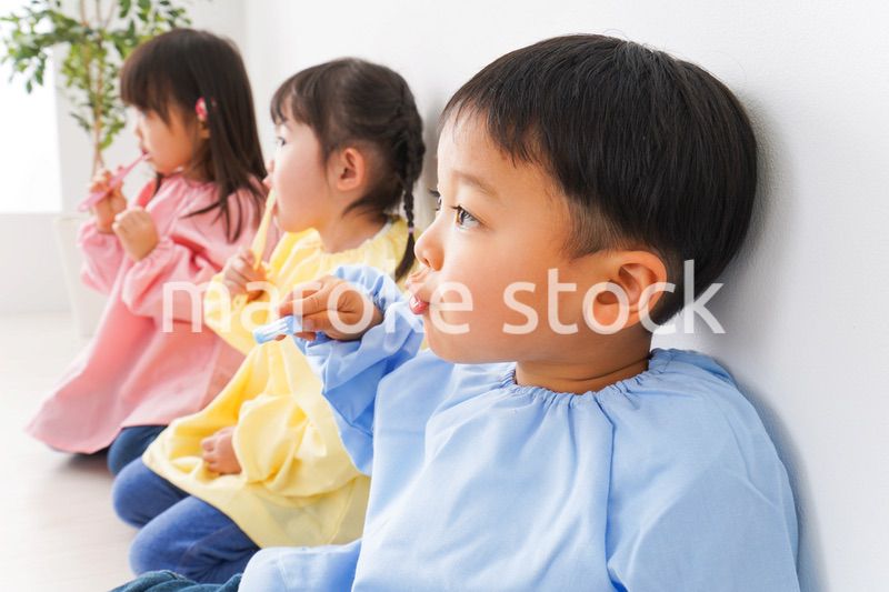 歯磨きをする子どもたち