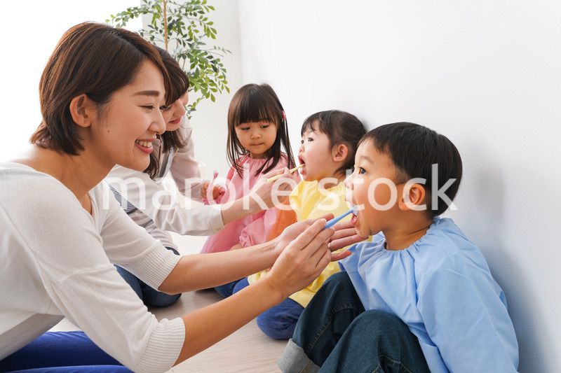 子どもたちに歯磨きの指導をする先生