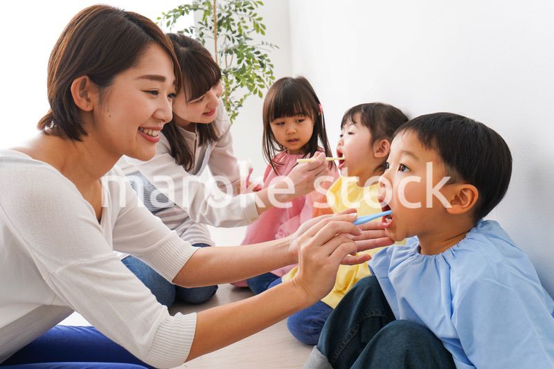 子どもたちに歯磨きの指導をする先生