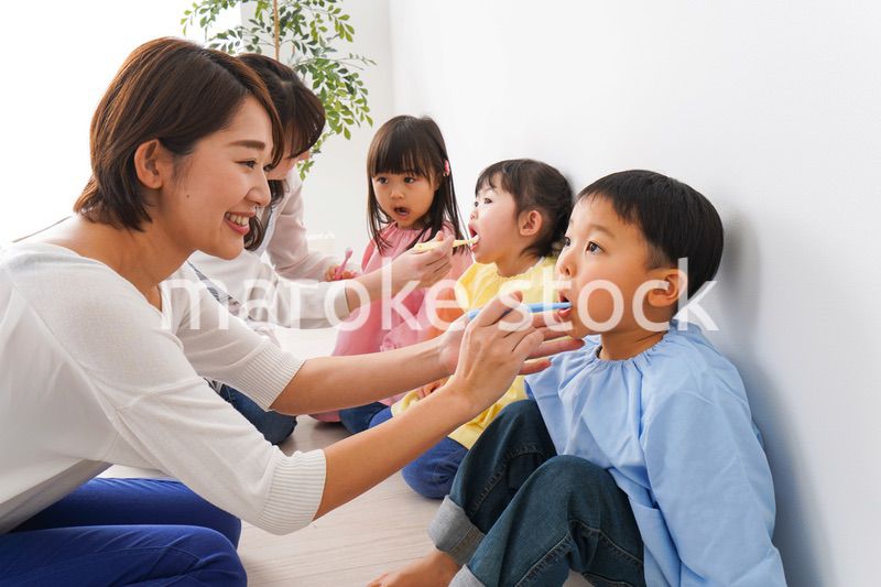 子どもたちに歯磨きの指導をする先生