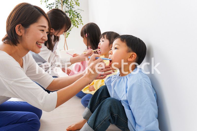 子どもたちに歯磨きの指導をする先生