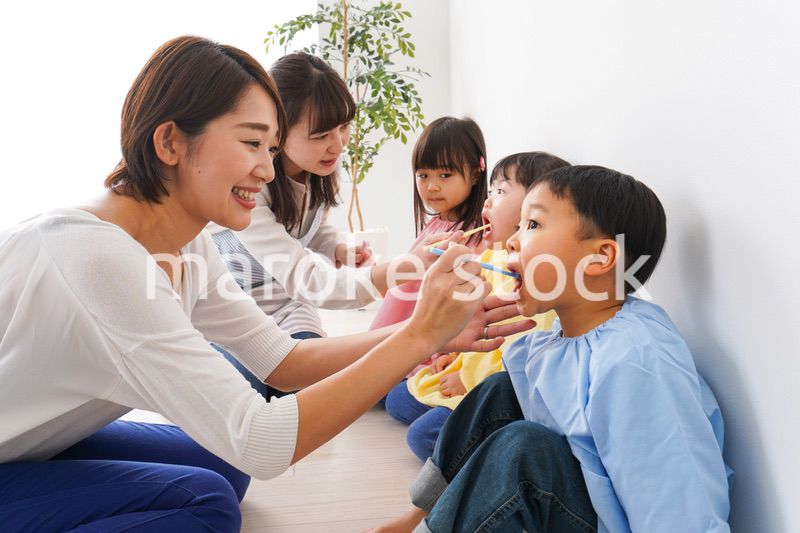 子どもたちに歯磨きの指導をする先生