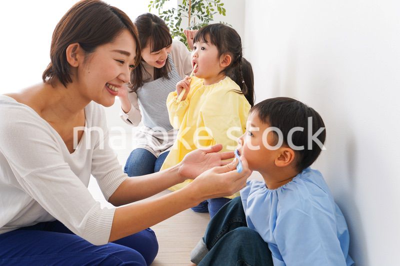 子どもたちに歯磨きの指導をする先生