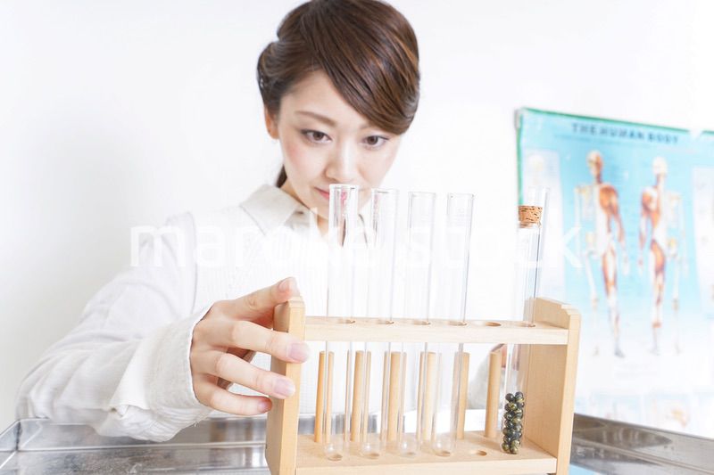 研究をする若い女性