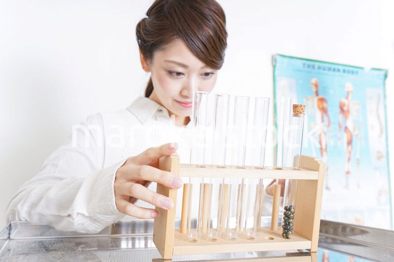 研究をする若い女性