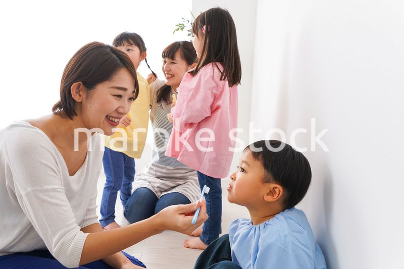 子どもたちに歯磨きの指導をする先生