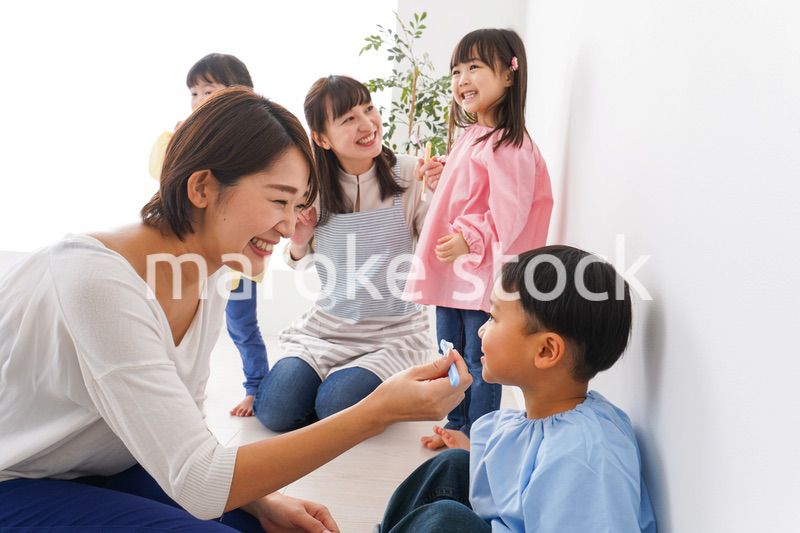 子どもたちに歯磨きの指導をする先生