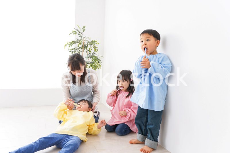 子どもたちに歯磨きの指導をする先生