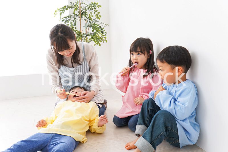 子どもたちに歯磨きの指導をする先生