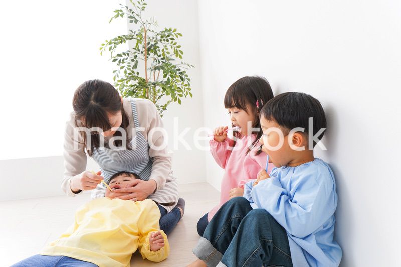 子どもたちに歯磨きの指導をする先生