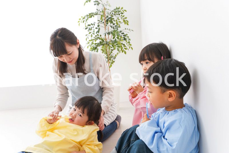 子どもたちに歯磨きの指導をする先生