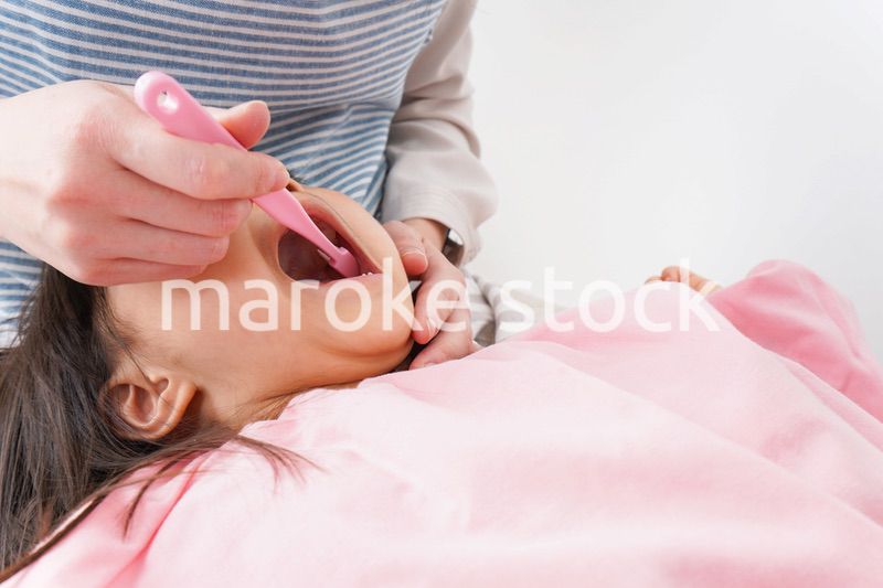 子供の歯を磨くお母さん