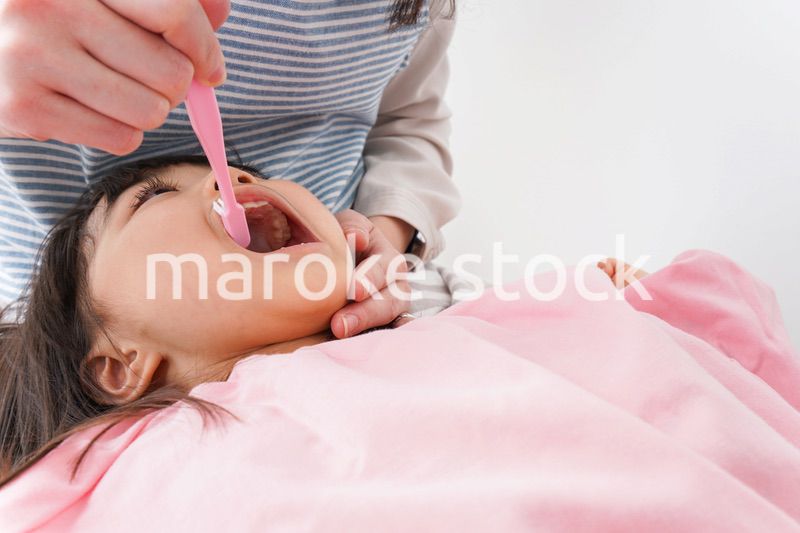 子供の歯を磨くお母さん