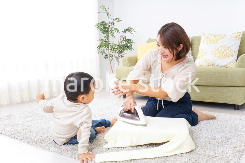 家事をするお母さんと子供