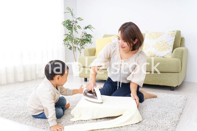 家事をするお母さんと子供