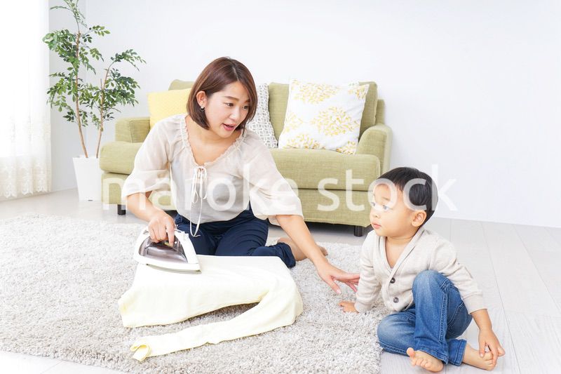 家事をするお母さんと子供