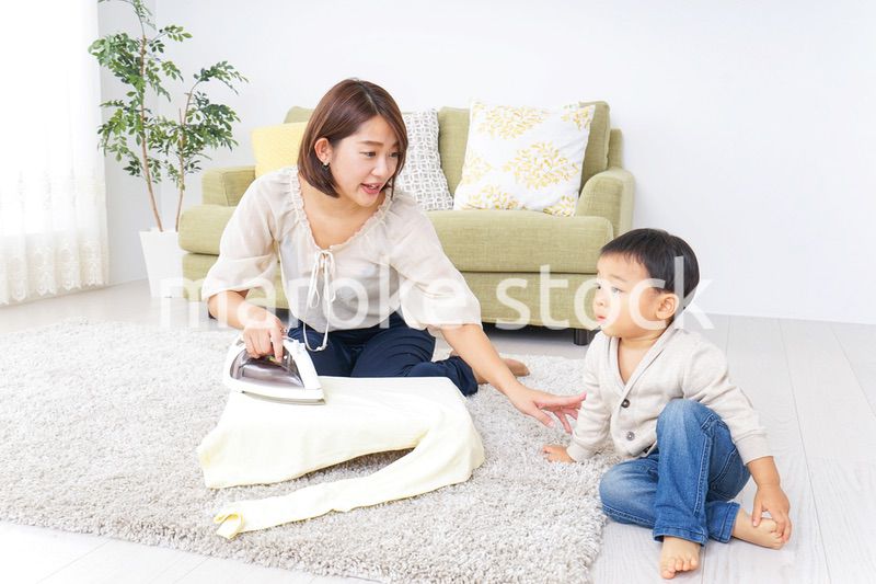 家事をするお母さんと子供
