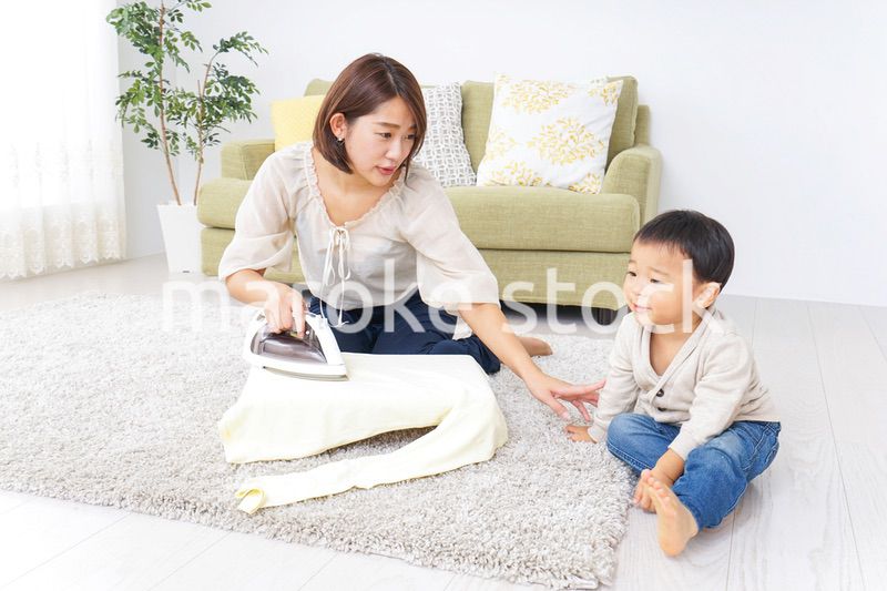 家事をするお母さんと子供