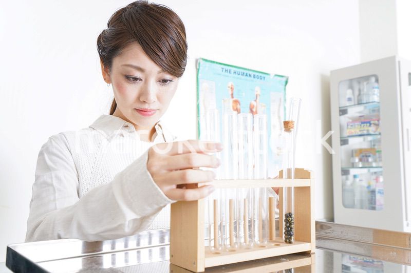 研究をする若い女性