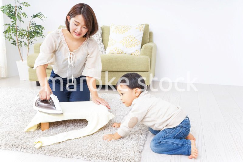 家事をするお母さんと子供