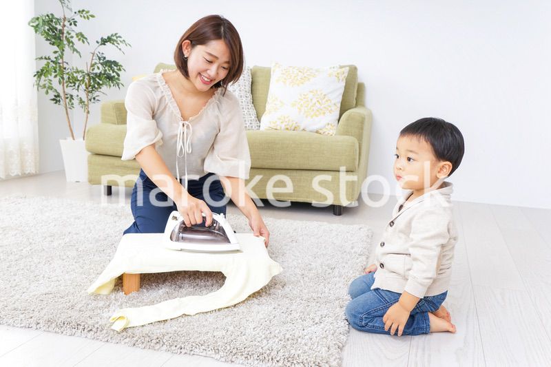 家事をするお母さんと子供