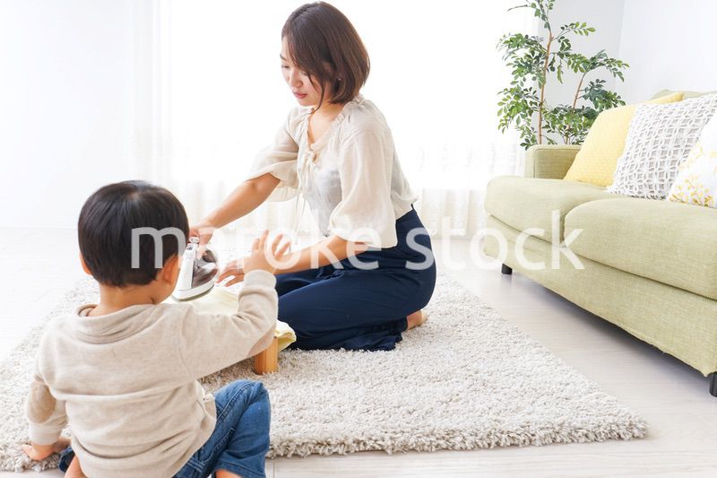 家事をするお母さんと子供