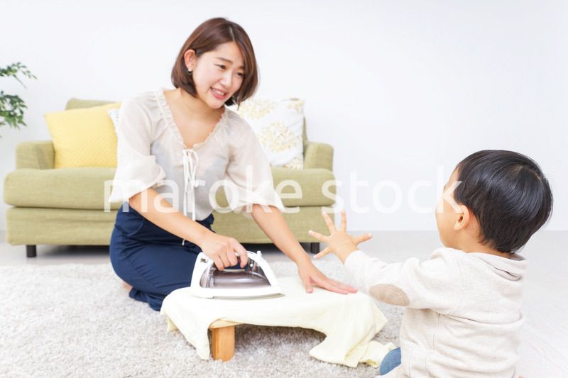 家事をするお母さんと子供