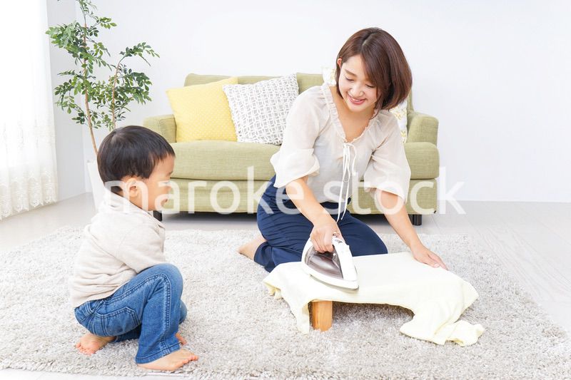家事をするお母さんと子供