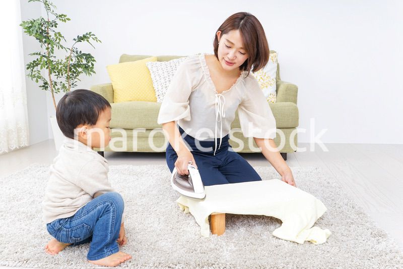 家事をするお母さんと子供